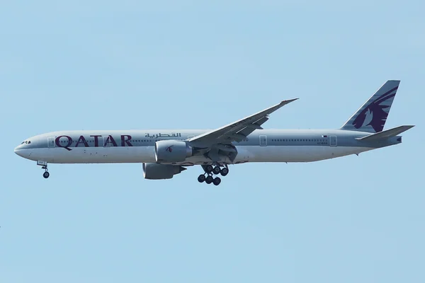 카타르 항공 보잉 777 뉴욕에서 Jfk 국제 공항에 착륙에 대 한 내림차순 — 스톡 사진