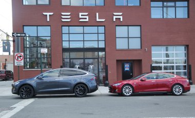 Tesla Model X (L) ve Model S Brooklyn Red Hook yeni Tesla bayilik önünde, New York 