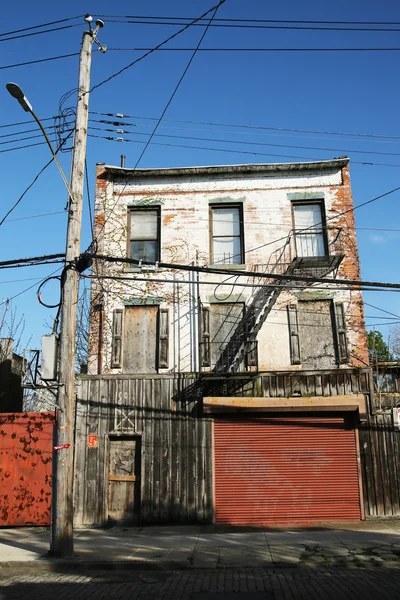 Colonial style building in Red Hook neighborhood in Brooklyn, New York — Stock Photo, Image