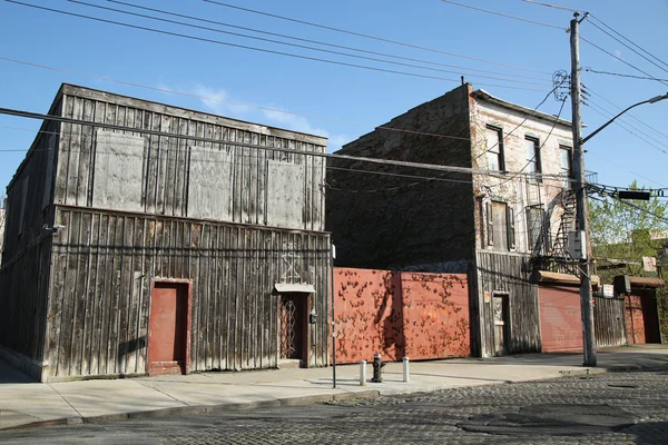 Edificio de estilo colonial en el barrio de Red Hook en Brooklyn, Nueva York — Foto de Stock