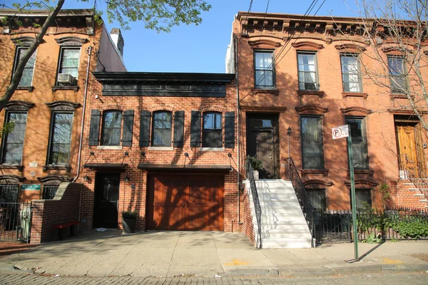 Colonial style building in Red Hook neighborhood in Brooklyn, New York — Stock Photo, Image