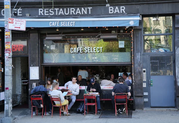 Geschäftiges Straßencafé in Soho in New York City — Stockfoto