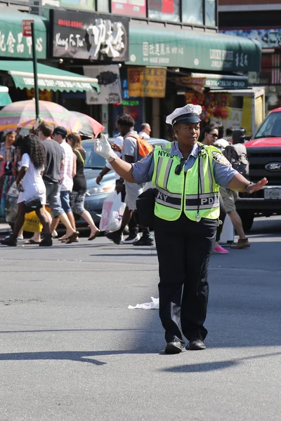 Policía de Nueva York Policía de Control de Tráfico en Midtown Manhattan — Foto de Stock