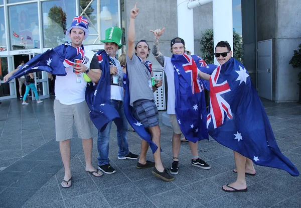 Aficionados al tenis australiano con banderas en el Abierto de Australia 2016 — Foto de Stock