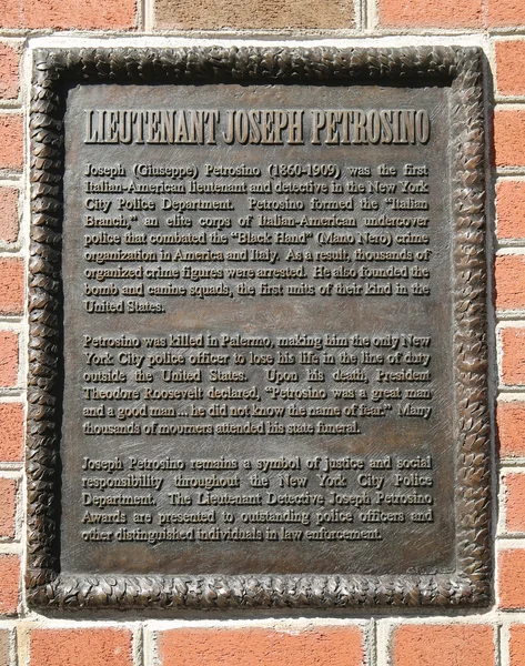 Placa conmemorativa del teniente Joseph Petrosino en el Bajo Manhattan . —  Fotos de Stock