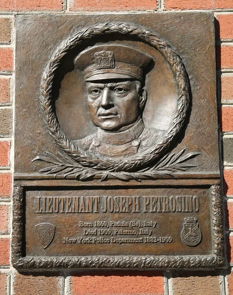 Placa memorial do Tenente Joseph Petrosino em Lower Manhattan . — Fotografia de Stock