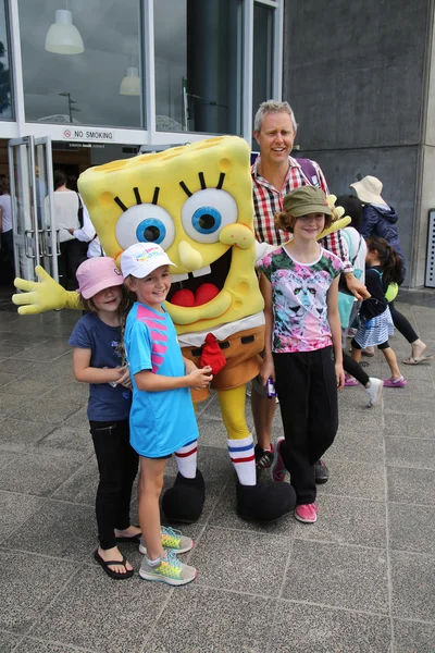 Fãs de tênis australianos tiraram fotos com SpongeBob SquarePants durante o Australian Open 2016 no centro de tênis australiano — Fotografia de Stock