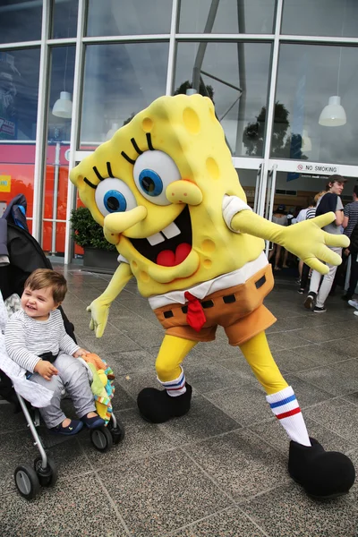 Aficionados al tenis australiano toman fotos con SpongeBob SquarePants durante el Abierto de Australia 2016 en el centro de tenis australiano — Foto de Stock