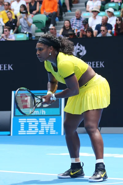 Veintiún veces campeona de Grand Slam Serena Williams en acción durante su partido de cuartos de final en el Abierto de Australia 2016 — Foto de Stock