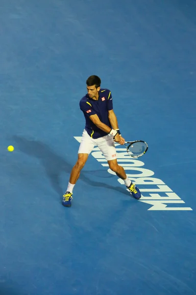 Onze vezes campeão do Grand Slam Novak Djokovic da Sérvia em ação durante sua partida final do Australian Open 2016 — Fotografia de Stock