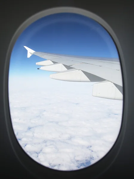Vista da asa do avião pela janela — Fotografia de Stock
