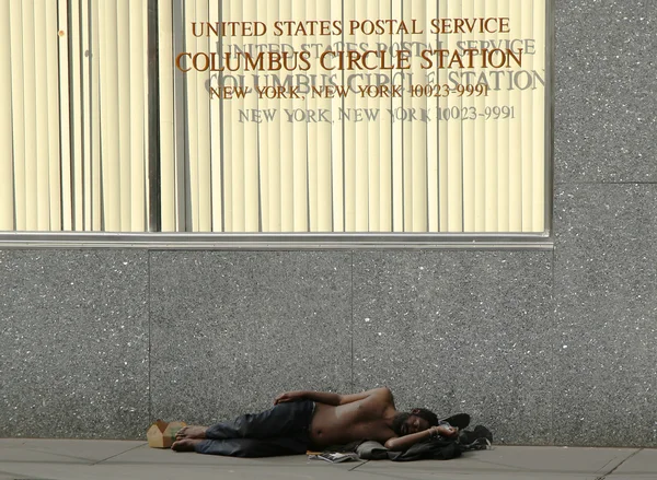 Homeless man at Columbus Circle in Midtown Manhattan — Stock Photo, Image