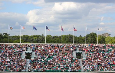 Roland Garros 2015 sırasında Le Stade Roland Garros'ta Court Philippe Chatrier tenis hayranları 