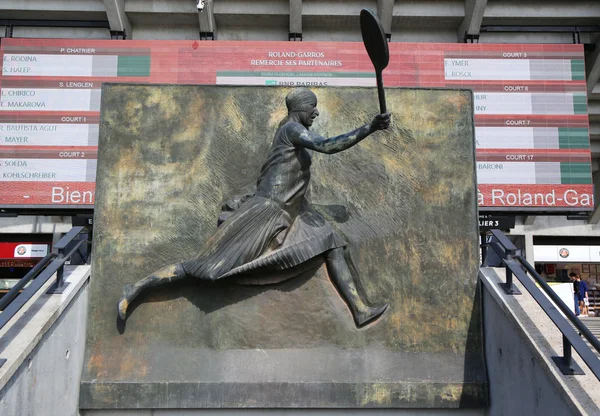 Suzanne Lenglen emlékmű az első a bíróság Suzanne Lenglen a le Stade Roland Garros alatt Roland Garros 2015 — Stock Fotó