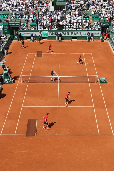 Court Philippe Chatrier voorbereidings-en onderhoudsteam in Le Stade Roland Garros tijdens Roland Garros 2015 — Stockfoto