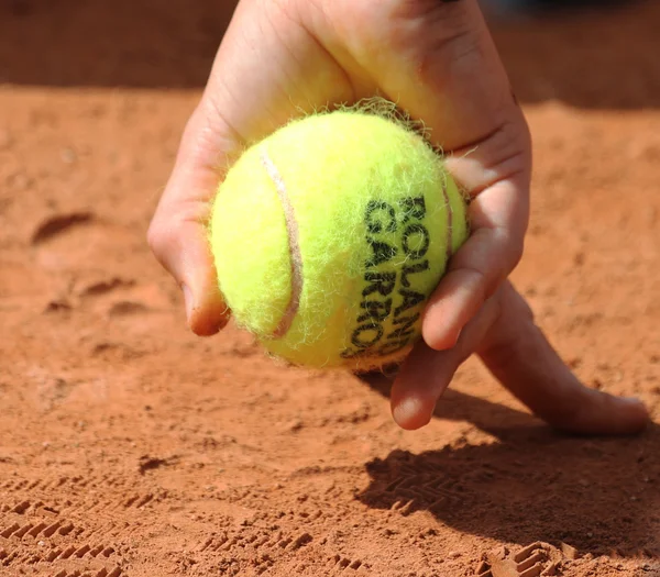 Chlapeček držící Babolat tenisové kuličky v Roland Garros 2015 — Stock fotografie