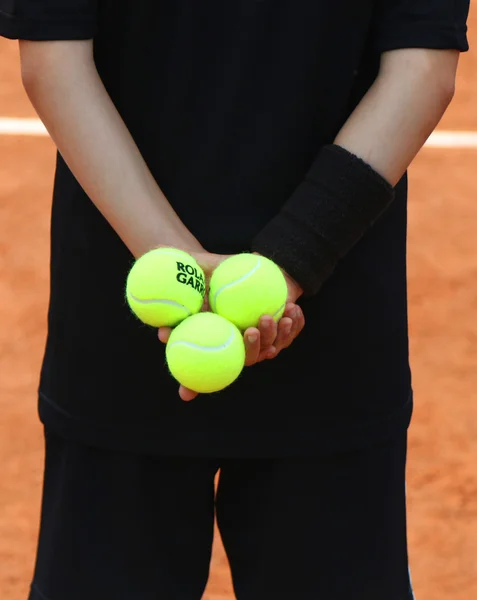 Bola niño sosteniendo pelotas de tenis Babolat en Roland Garros 2015 —  Fotos de Stock