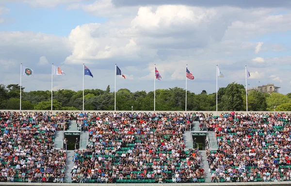 Aficionados al tenis en la cancha Philippe Chatrier en Le Stade Roland Garros durante Roland Garros 2015 — Foto de Stock
