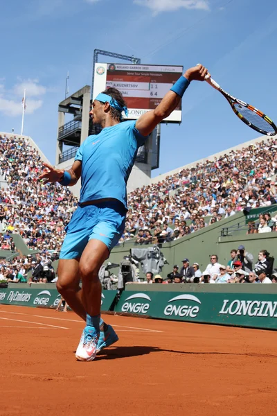 Catorce veces campeón del Grand Slam Rafael Nadal en acción durante su partido de tercera ronda en Roland Garros 2015 — Foto de Stock