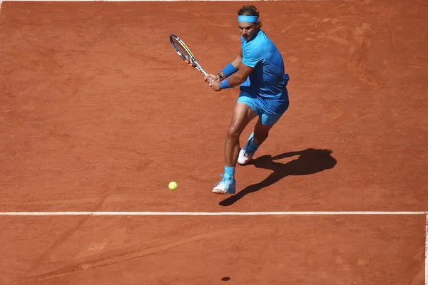 Catorce veces campeón del Grand Slam Rafael Nadal en acción durante su partido de tercera ronda en Roland Garros 2015 — Foto de Stock