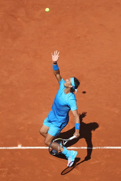 Der vierzehnmalige Grand-Slam-Champion rafael nadal in Aktion bei seinem Drittrunden-Match in Roland Garros 2015 — Stockfoto