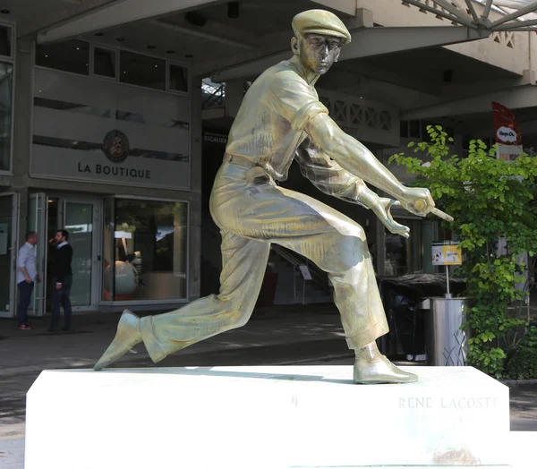 Rene Lacoste statue in Place des Mousquetaires at Le Stade Roland Garros — Stockfoto