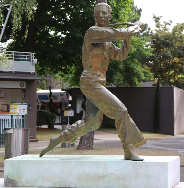 Jacques Brugnon staty på Place des Mousquetaires på Le Stade Roland Garros — Stockfoto