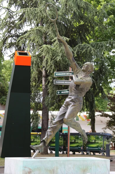 Jean Borotra statue in Place des Mousquetaires at Le Stade Roland Garros — Stock Photo, Image