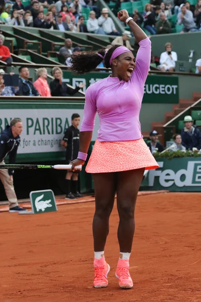 Diecinueve veces campeona de Grand Slam Serena Williams en acción durante su partido de tercera ronda en Roland Garros 2015 — Foto de Stock