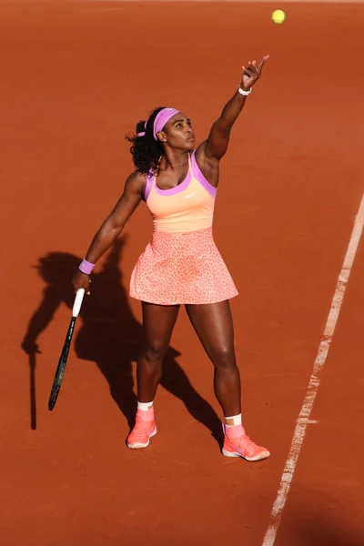 Diecinueve veces campeona de Grand Slam Serena Williams en acción durante su partido de tercera ronda en Roland Garros 2015 —  Fotos de Stock