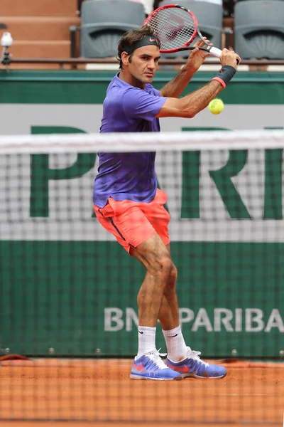 17 ganger Grand Slam-mester Roger Federer i sin første runde på Roland Garros 2015 royaltyfrie gratis stockbilder