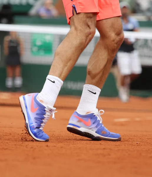Juara tujuh belas kali Grand Slam Roger Federer mengenakan sepatu tenis Nike kustom selama pertandingan putaran ketiga di Roland Garros 2015 Stok Foto Bebas Royalti