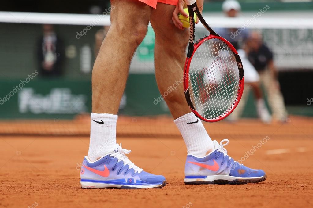 Zeker strak een experiment doen Seventeen times Grand Slam champion Roger Federer wears custom Nike tennis  shoes during third round match at Roland Garros 2015 – Stock Editorial  Photo © zhukovsky #108690258