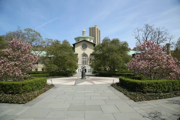 Magnolia Plaza and Central Pavilion at The Brooklyn Botanic Garden — Stock Photo, Image