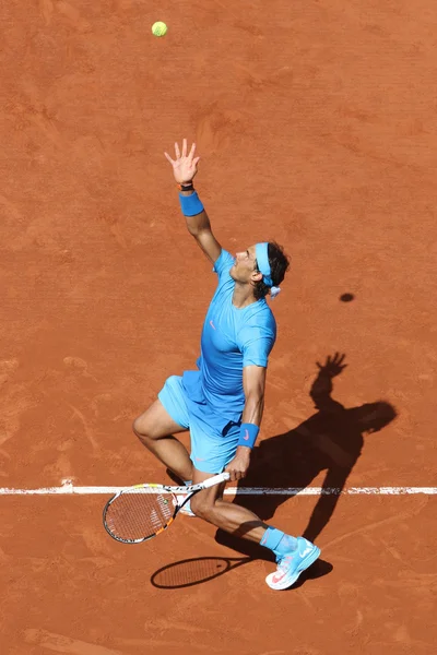 Δεκατέσσερις φορές Grand Slam πρωταθλητή Rafael Nadal σε δράση κατά τη διάρκεια του τρίτου γύρου αγώνα στο Roland Garros 2015 — Φωτογραφία Αρχείου