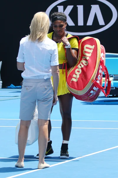 Veintiún veces campeona de Grand Slam Serena Williams durante la entrevista después de su partido de cuartos de final en el Abierto de Australia 2016 —  Fotos de Stock