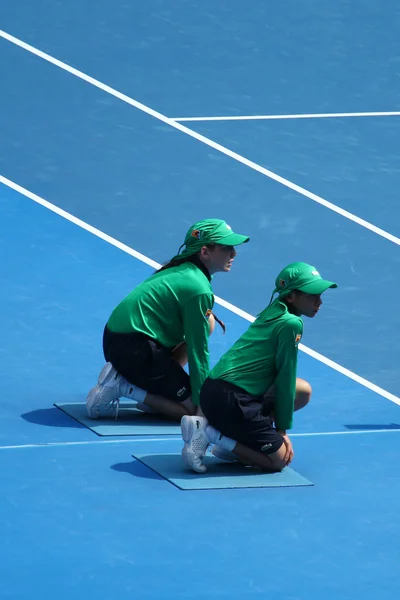 Ball pojkar i aktion under match i Australian Open 2016 i Melbourne Park — Stockfoto