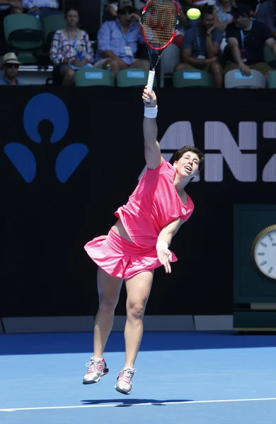 Профессиональная теннисистка Карла Суарес Наварро из Испании в действии во время четвертьфинального матча на Australian Open 2016 — стоковое фото