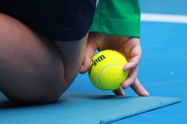 Ball Boy Holding Wilson tennisboll under matchen på Australian Open 2016 i Melbourne Park — Stockfoto