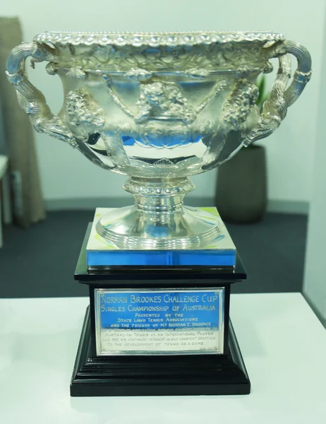 Norman Brooks Challenge Cup tentoongesteld in de Rod Laver Arena in Melbourne Park — Stockfoto