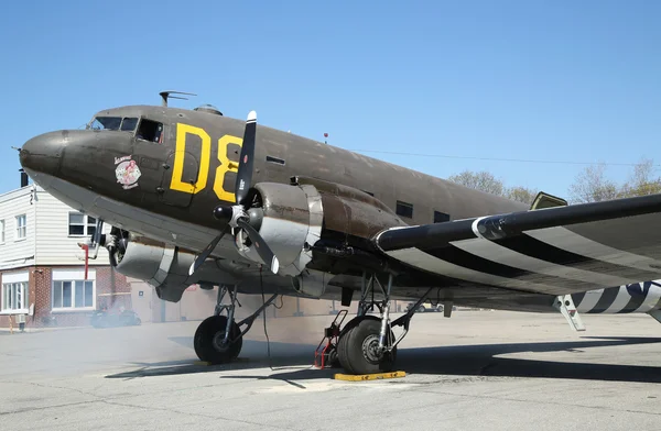 Douglas C-47 Skytrain экспонируется в Американском музее авиации — стоковое фото