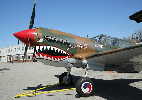 Curtiss P-40 Warhawk tentoongesteld in het American airpower Museum — Stockfoto