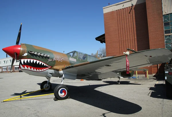 Curtiss P-40 Warhawk tentoongesteld in het American airpower Museum — Stockfoto