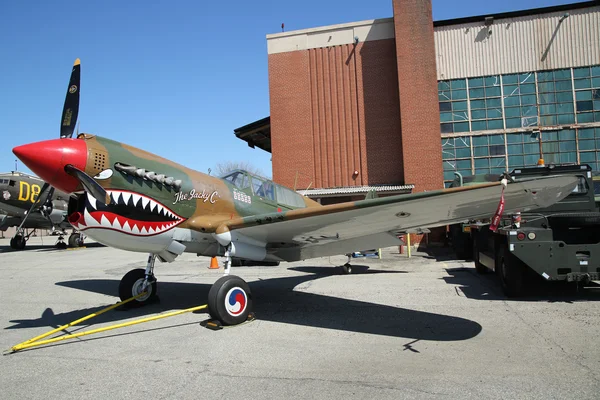 Curtiss P-40 Warhawk tentoongesteld in het American airpower Museum — Stockfoto