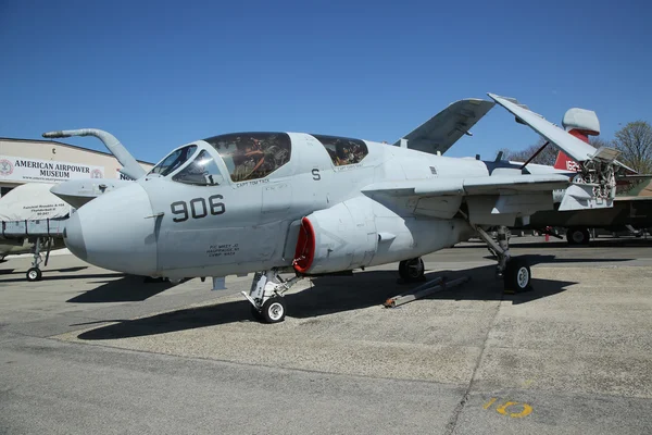 Grumman EA-6B Merodeador en exhibición en el American Airpower Museum — Foto de Stock