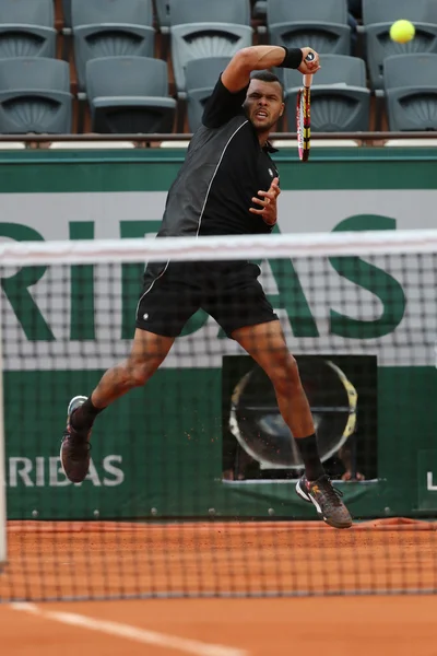 El tenista profesional Jo-Wilfried Tsonga de Francia en acción durante su primer partido de ronda en Roland Garros 2015 — Foto de Stock