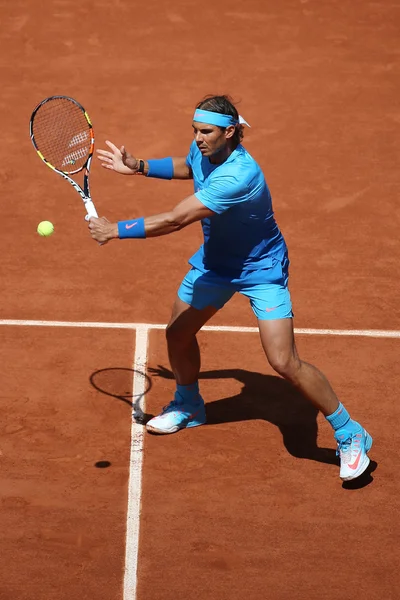 Fjorton gånger Grand Slam mästare Rafael Nadal i aktion under hans tredje omgången match på Roland Garros 2015 — Stockfoto