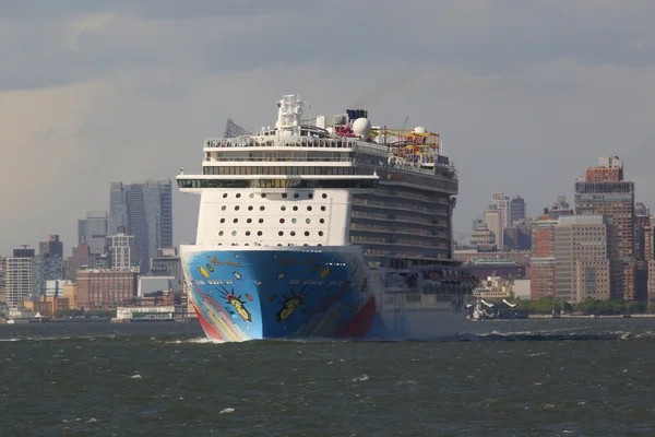 Norwegian Breakaway Cruise Ship leaving New York harbor — Stock Photo, Image