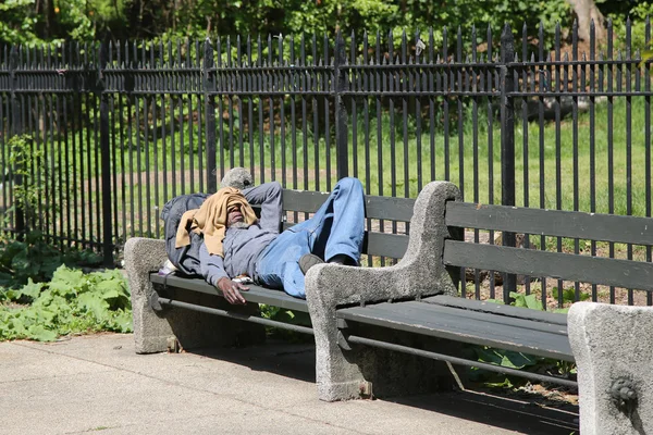 Hombre sin hogar en Prospect Park en Brooklyn, Nueva York —  Fotos de Stock