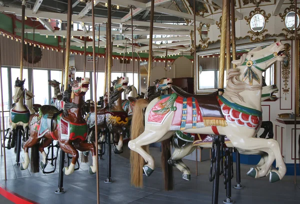 Pferde auf traditionellem Schaustellerkarussell an historischer Strandpromenade von Coney Island — Stockfoto
